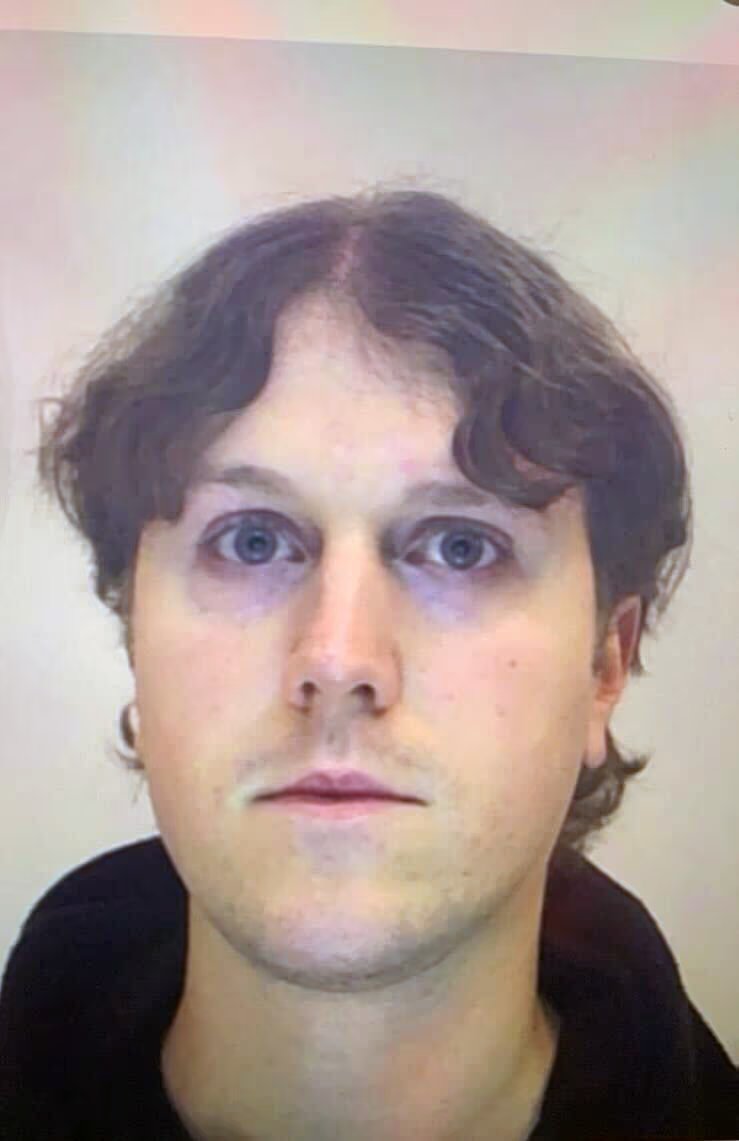 redapple1081's tweet photo. Weiss,männlich, christlich, rechtsradikal.

Dieser man hat gestern 11 Menschen in einer Schule mit automatischen Langwaffen ermordet.

Er hat es sehr lange geplant und hatte Mithelfer. Es war ein rechtsradikal motivierter Terrorakt gegen Migranten. 

Wo bleibt der Aufschrei? https://t.co/vTBWt782I2