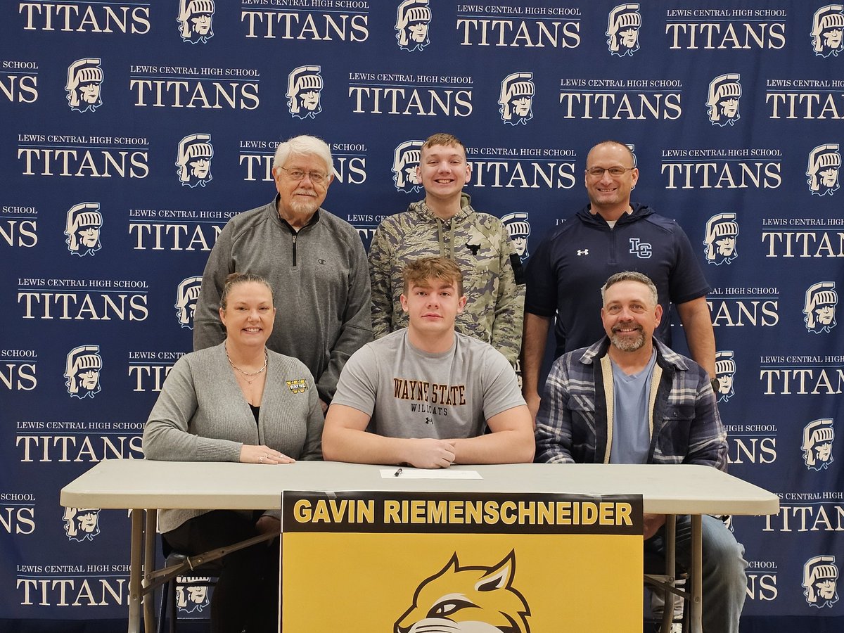 Congrats to Gavin Riemenschneider for signing his NLI to continue his football career at Wayne State. #lctitans