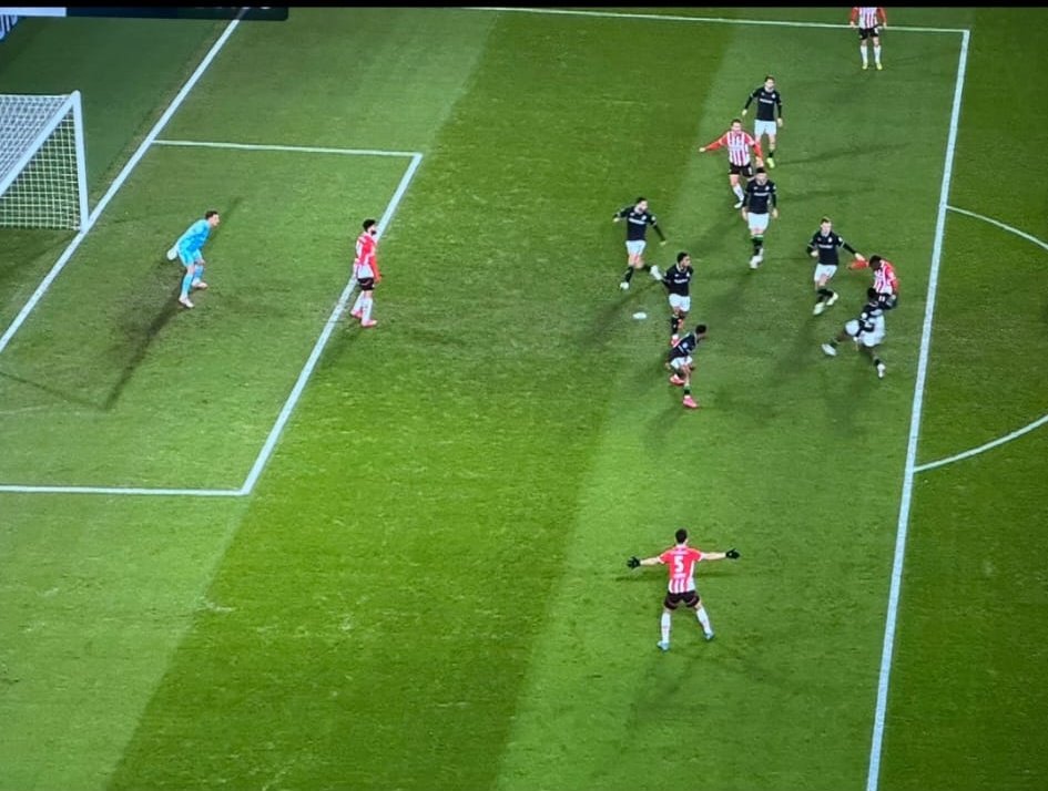 Ik wil niet echt over de arbitrage beginnen, maar wtf is dit dan.
Wat een kansloze tyfus gekke zitten er achter die beeldbuis. 
#Var
#PsvFey