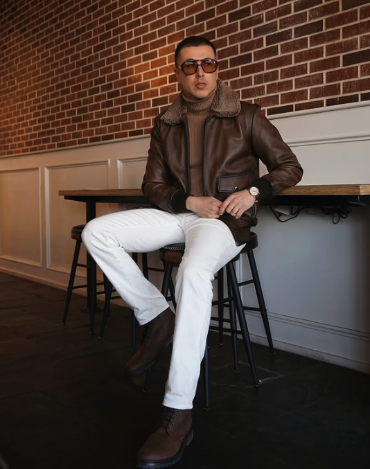 ThursdayBootCo's tweet image. Another one of my favorite combos is shades of brown with white denim. The pilots jacket is from @thursdayjackets, and I’m wearing a size large so I can layer it. And, Regardless of what people say, yes you can wear white in winter.

#menstyletips #styletips #flightjacket