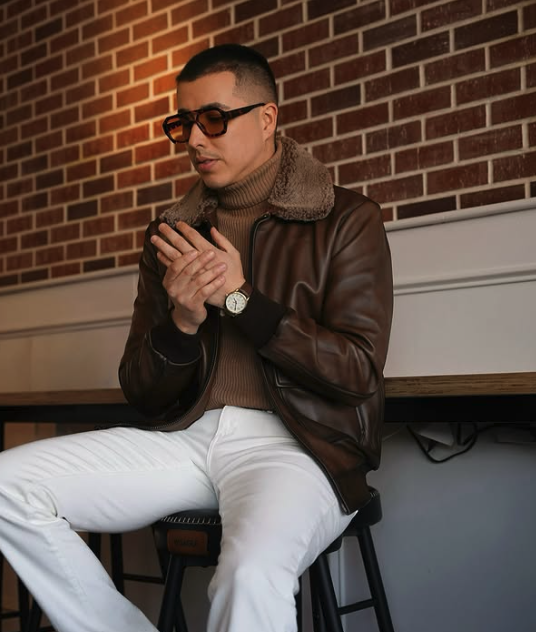 ThursdayBootCo's tweet image. Another one of my favorite combos is shades of brown with white denim. The pilots jacket is from @thursdayjackets, and I’m wearing a size large so I can layer it. And, Regardless of what people say, yes you can wear white in winter.

#menstyletips #styletips #flightjacket