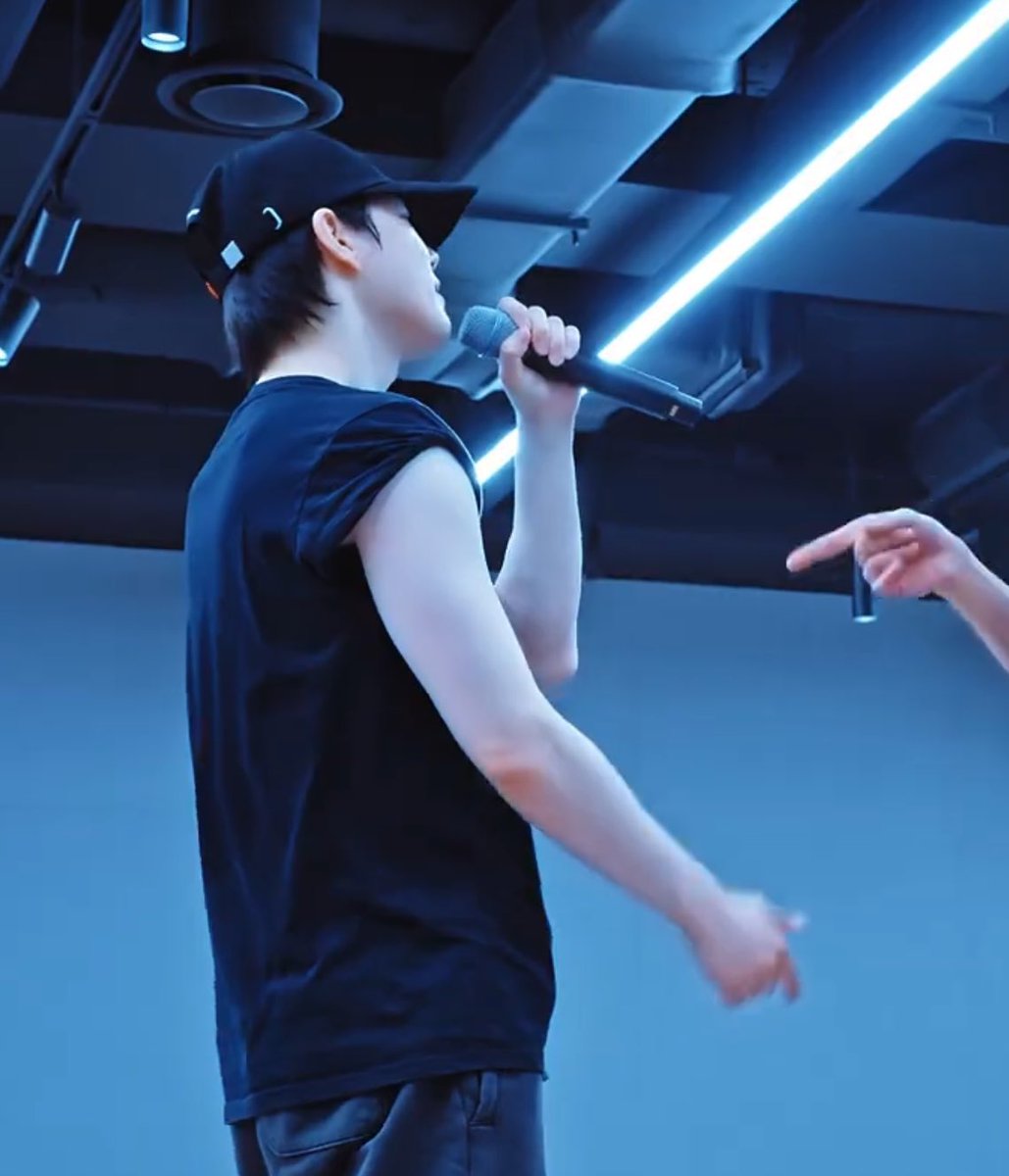 SUHOpixel's tweet photo. KIM SUHO JUNMYEON’S ARMS???? 🫠🫠🫠

#수호 #SUHO https://t.co/TuXkzfnXwq