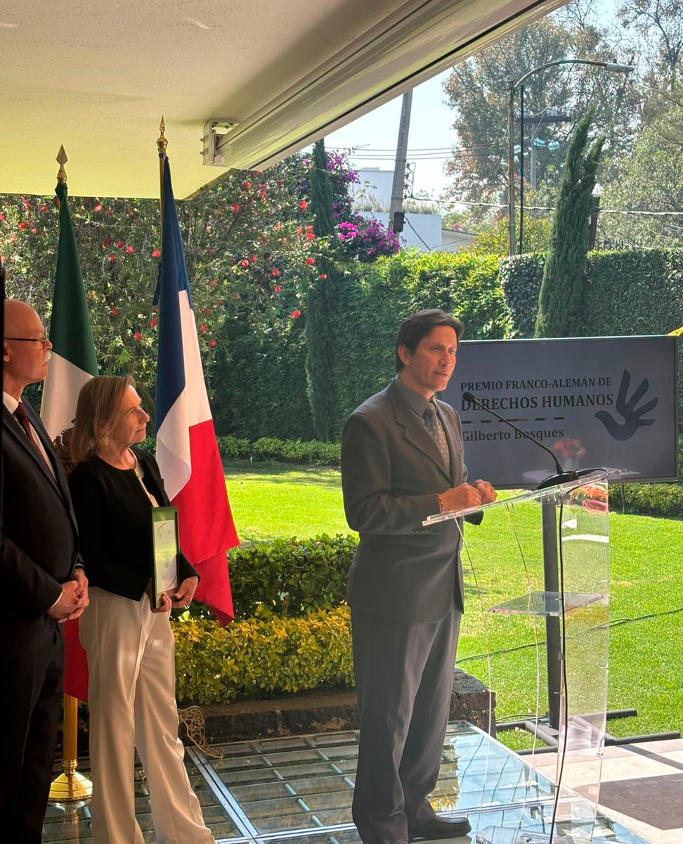giolepri's tweet photo. Felicidades a @FM4PasoLibre por la mención honorífica en el Premio Franco-Alemán de DDHH “Gilberto Bosques”. Un merecido reconocimiento a su labor en Jalisco, apoyando la integración de personas refugiadas. ¡Orgullosos de ser sus aliados desde hace años! https://t.co/xWE58MK2ly