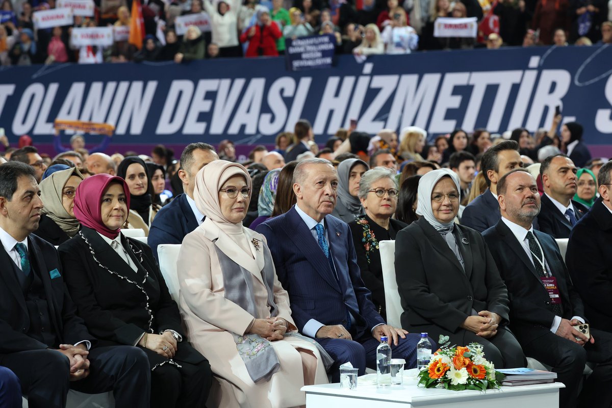 tugbaisikercan's tweet photo. 📍Ankara Kapalı Spor Salonu 

AK Parti Genel Merkez Kadın Kolları 7. Olağan Kongremizi, Genel Başkanımız, Cumhurbaşkanımız Sayın @RTErdogan ve Saygıdeğer @EmineErdogan Hanımefendi’nin teşrifleriyle büyük bir coşkuyla gerçekleştirdik.

2021 yılından bu yana bu kutlu görevi başarıyla sürdüren Sn. @aysekesir’e ve ekibine emekleri için gönülden teşekkür ediyorum. Şimdi, bayrağı daha da yukarı taşımak için büyük bir sorumluluk ve heyecanla yola çıkıyoruz.

AK Parti Kadın Kolları olarak, Türkiye Yüzyılı hedeflerimiz doğrultusunda, kadınlarımızın gücünü ve emeğini her alanda daha da görünür kılmak için canla başla çalışmaya devam edeceğiz. 

Kongremizin hayırlara vesile olmasını diliyorum.

@AKKADINGM
