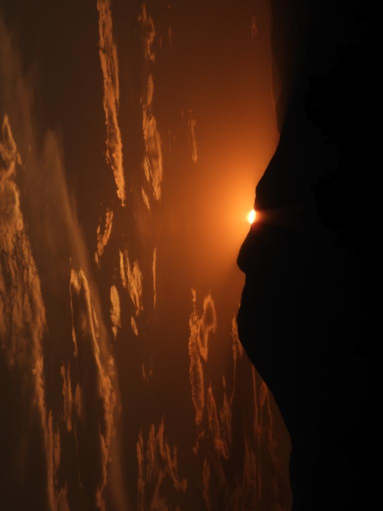 4iluj's tweet photo. Esta foto del Ajusco es de ayer, en vertical parece un perfil y el Sol el ojo que todo lo ve https://t.co/tbgpTPsjM4