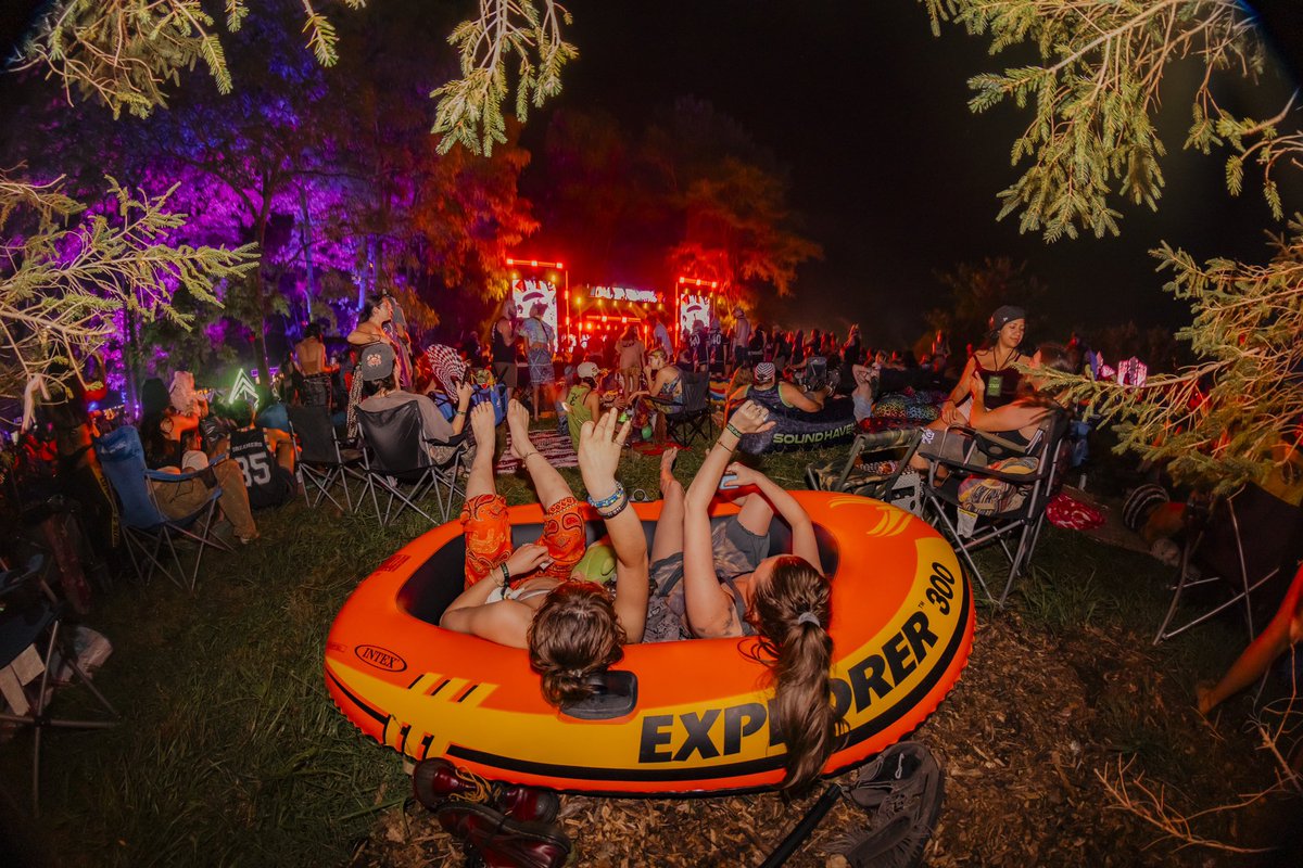 SoundHavenFest's tweet photo. APPLICATIONS ARE OPEN for the 7th annual Sound Haven. We’re looking for vendors, promoters, workshops, performers, volunteers, and more!

Tag your friends that should apply 🛸 https://t.co/cKRj30aVSd