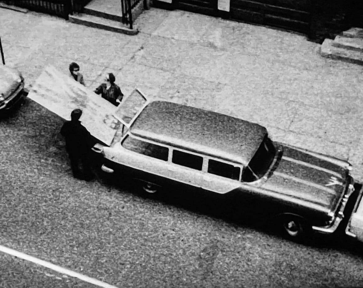 BillPourquoimec's tweet photo. Bob Dylan getting Warhol's Double Elvis, not being able to fit it in  the back and then driving off with it unsecured on the top of his car.

Soon after Dylan decided he didn't like it and and traded it to Sally Grossman for a couch. She sold it in 1988 for $720,000. https://t.co/KDKpMftBpX
