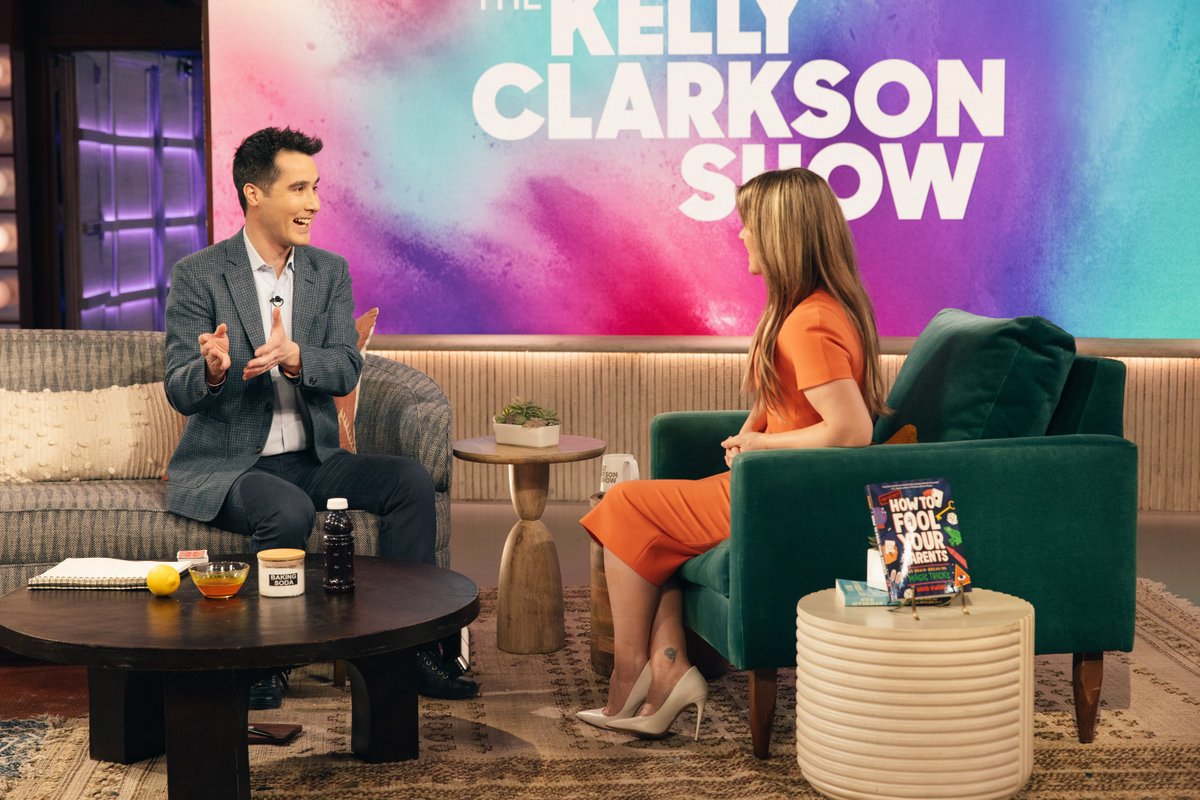 Today! Teaching magic from “How to Fool Your Parents” and then breaking <a href="/kellyclarkson/">Kelly Clarkson</a>'s brain! ✨ Tune in to learn a trick involving invisible ink! And watch Kelly get really mad!

<a href="/KellyClarksonTV/">The Kelly Clarkson Show</a> <a href="/HarperCollins/">HarperCollins</a> <a href="/HarperChildrens/">HarperKids</a>