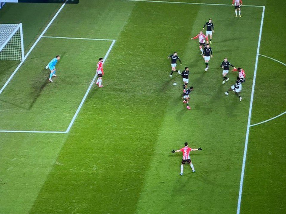 Wiebeniknou's tweet image. Snap de VAR beslissing wel. Wellenreuther staat hinderlijk in zijn goal. Dan keur je hem goed! 
Wat een kneuzen, dat hele zooitje arbitrale noano’s. #psvfey #stopdeVar