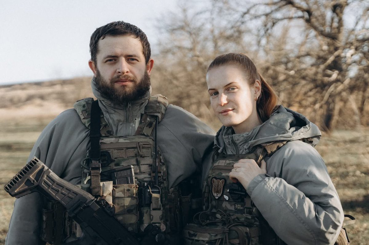 Шануйте і памʼятайте все життя капітана ЗСУ, поета Максима «Єнота» Ємця. Він присвятив всю свою молодість війні за свободу України. 

Я обираю запостити саме це фото, тому що тут він щасливий.