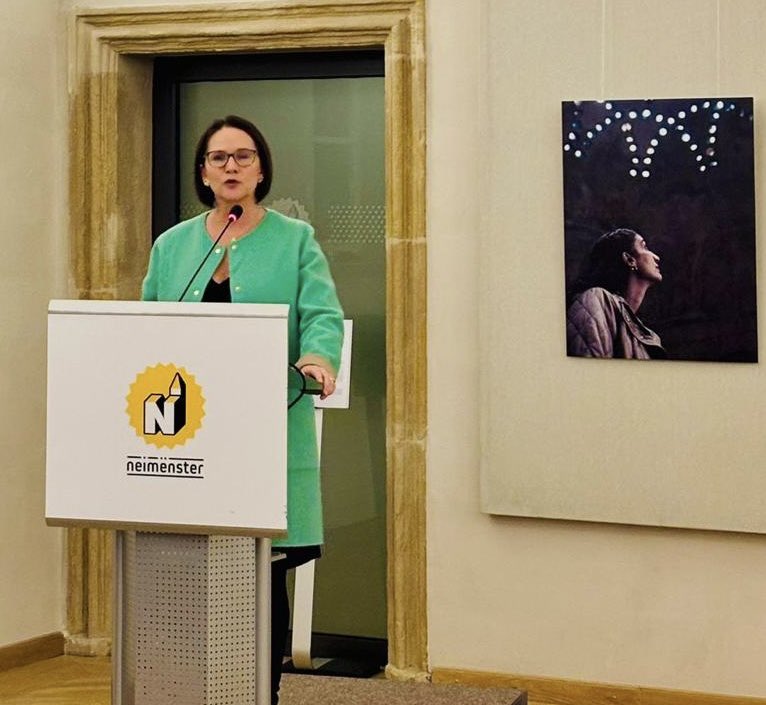 Yuriko_Backes's tweet photo. “Portraits de femmes: Au-delà des pierres”
Grand plaisir de découvrir ensemble avec @eric_thill cette Expo magnifique, qui rend hommage aux professionelles du patrimoine culturel dans les zones en crise. Je salue l’engagement de ces gardiennes de notre mémoire commune.
👩🏽🦱👩🏼🦳🧕🏽⚒️ https://t.co/pITRRCHrTr