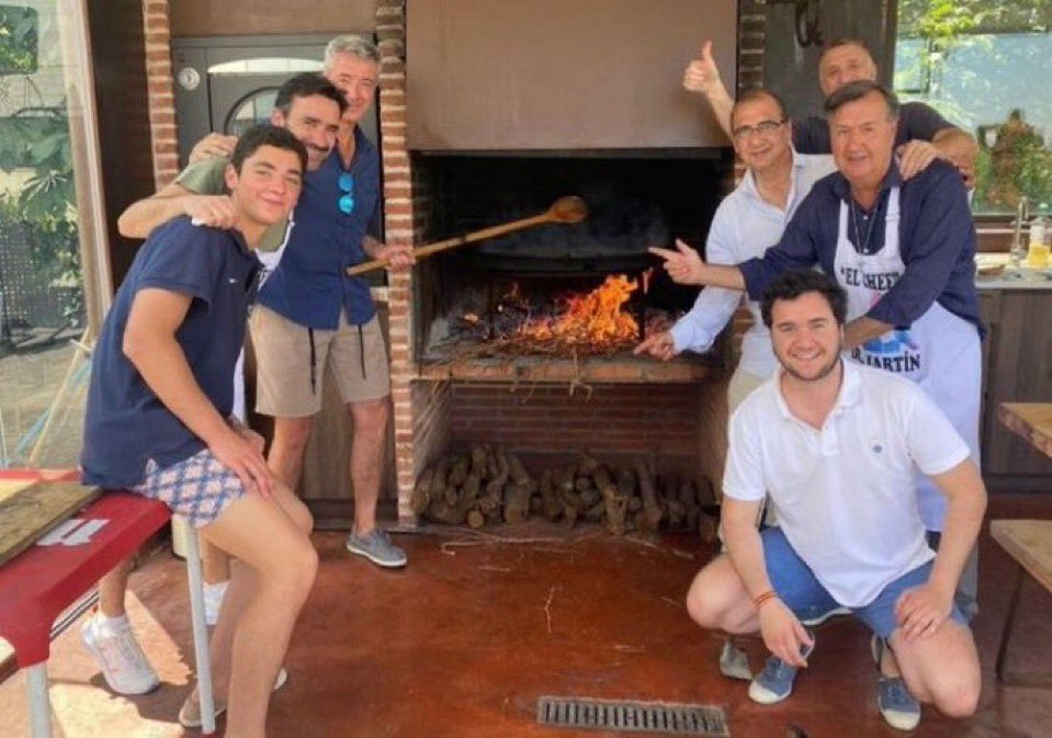 mbafraaude's tweet photo. Juanma Castaño: Subdirector de Movistar Fútbol y Cope
Juan Ignacio Gallardo: Director de Diario Marca
Fernando Burgos: Director de Onda Cero Madrid 

Los 3 de barbacoa en casa de Miguel Ángel Gil Marín, dueño del Atlético de Madrid. https://t.co/oxOhP4A4To