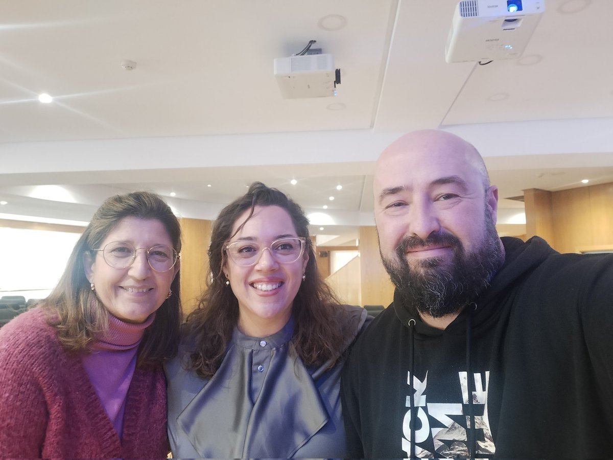 Felicitad a la <a href="/unicomplutense/">Complutense</a> porque hoy tiene una nueva PPL. Una investigadora top, una de las docentes mejor valoradas, y lo más importante: una bellísima persona. Y, además, es mi optometrista de cabecera.
Gracias a la vida por mandarnos a <a href="/esalobrar/">Elena Salobrar-Garcia, PhD</a>. ¡Enhorabuena amiga!