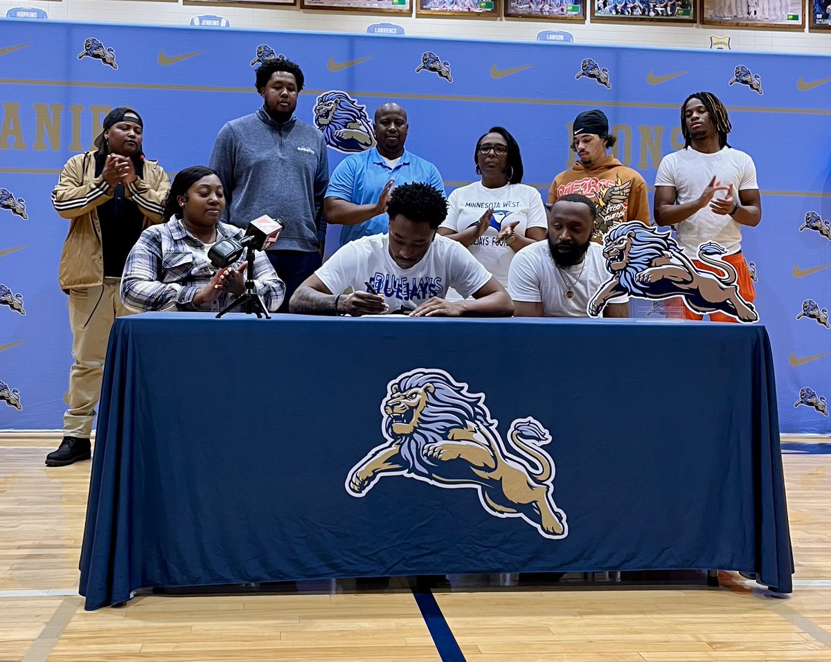 D.W. Daniel Football (@dwdanielfb) on Twitter photo Congratulations to the players that signed today!
Bruce Brown ➡️ Furman
Spencer Conn ➡️ Murray State
Tremaine Davis, Jr. ➡️ Johnson C. Smith
Jamarion Williams ➡️ Minnesota West
The Daniel family is proud of you! Good luck at the next level! Go Lions! #WinToday! Congratulations to the players that signed today!
Bruce Brown ➡️ Furman
Spencer Conn ➡️ Murray State
Tremaine Davis, Jr. ➡️ Johnson C. Smith
Jamarion Williams ➡️ Minnesota West
The Daniel family is proud of you! Good luck at the next level! Go Lions! #WinToday!
