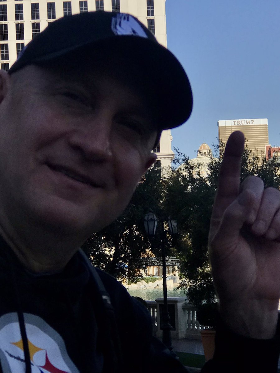 AmyLauth's tweet photo. Living his best life in Las Vegas @Jeffro851 https://t.co/kUdVbh40Iw