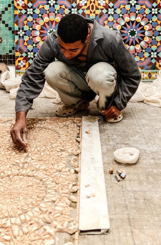 🇲🇦| Le zellige, art ancestral marocain, repose sur un travail minutieux transmis depuis des siècles.

Chaque carreau est façonné avec soin, il est moulé, séché, découpé à la main, puis émaillé et cuit pour révéler ses couleurs éclatantes.