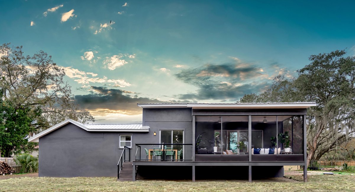 Get ready for jaw-dropping motel makeovers or custom dream homes—tomorrow HGTV has two shows using Regal Ideas' products! 100 Day Hotel Challenge - Glass System in Bronze at 4:30 a.m. and 100 Day Dream Home - Glass System in Black at 4 p.m. 

#RegalIdeas #railing #deckdesign