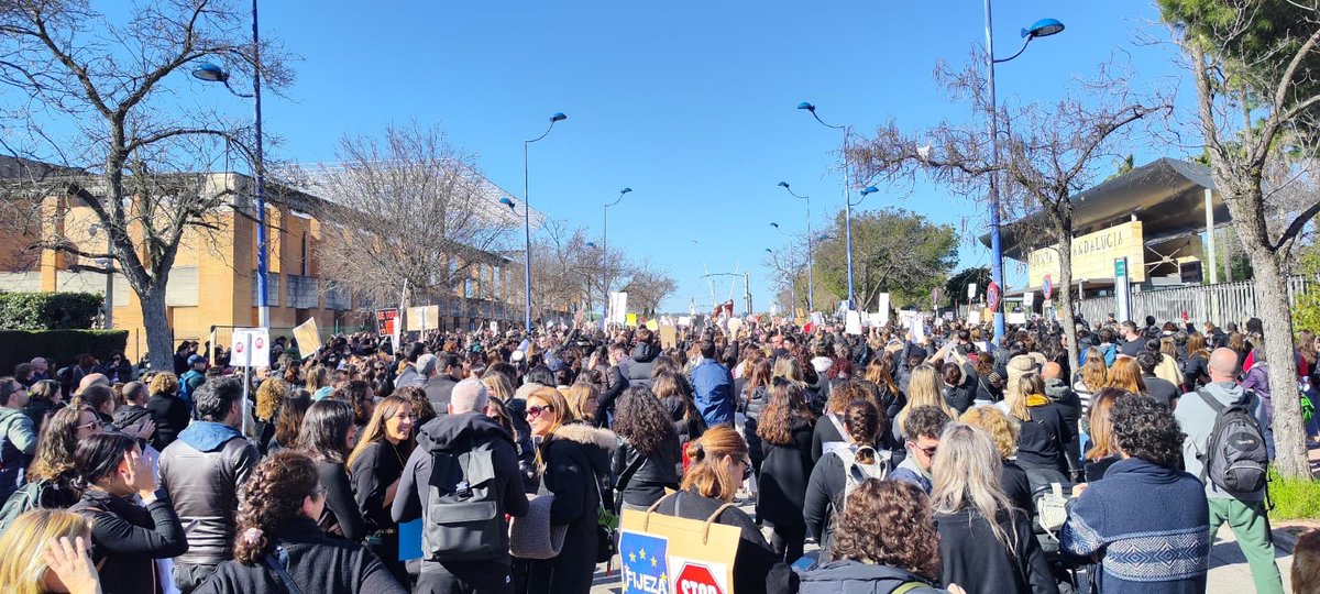 educa_bonito's tweet photo. @MC_CastilloMena @RomanLalin @EducaAnd @AndaluciaJunta @FPAndaluza @florent_santos ¿Usted cree que esa es la noticia del día ? Me da vergüenza que sea nuestra ministra de educación.
Escuche a los docentes de una ves!! Y no convoque las oposiciones si no es con el resto de comunidaes!!!!!
#NoAlEfectoLlamada 
#stopoposiciones2025and https://t.co/ipPkYAiU4q