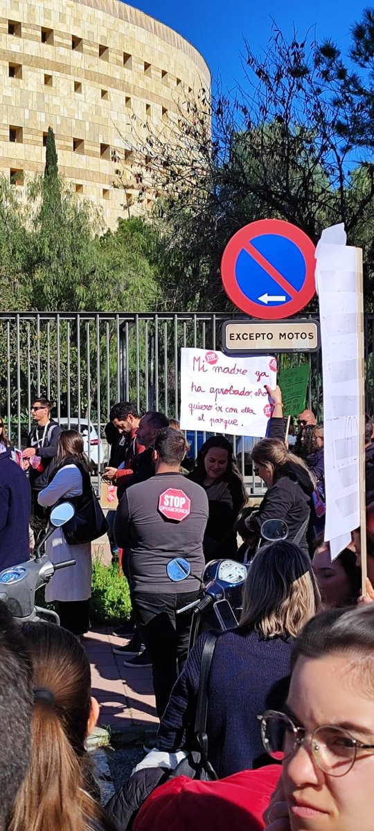 educa_bonito's tweet photo. @MC_CastilloMena @RomanLalin @EducaAnd @AndaluciaJunta @FPAndaluza @florent_santos ¿Usted cree que esa es la noticia del día ? Me da vergüenza que sea nuestra ministra de educación.
Escuche a los docentes de una ves!! Y no convoque las oposiciones si no es con el resto de comunidaes!!!!!
#NoAlEfectoLlamada 
#stopoposiciones2025and https://t.co/ipPkYAiU4q