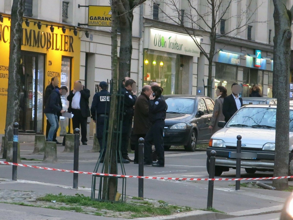 le_Parisien's tweet photo. 🔵 INFO LP | Le trentenaire, interné mardi après avoir lardé de coups de couteau un jeune homme à Livry-Gargan, avait été déclaré pénalement irresponsable à deux reprises

En 2015, il avait abattu un père de famille, pour un refus de cigarette

➡️ https://t.co/rrCNYi1v1K https://t.co/CoLXC9FUcw