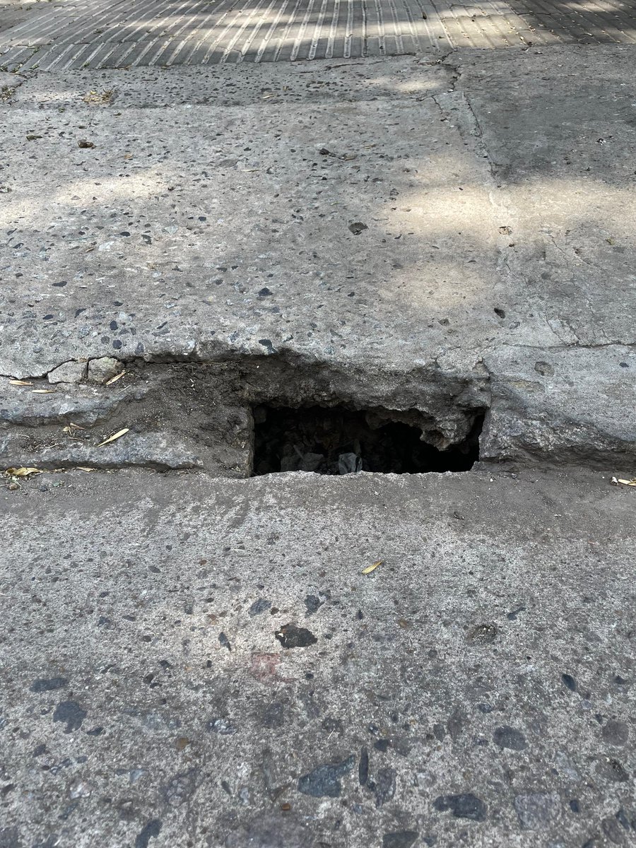 BetBra7's tweet photo. Desde el 17/01 reclamando por el hundimiento de vereda y subida de un garage. Ni bola te dan, hasta que pase un accidente. Hoy⛈️ entrando muchísima agua por ese hueco, socavando cada vez más. Siempre el mismo inconveniente y en el mismo lugar. Son un desastre!!!😡 @AguasSantaFe https://t.co/XhGcYFTBrA