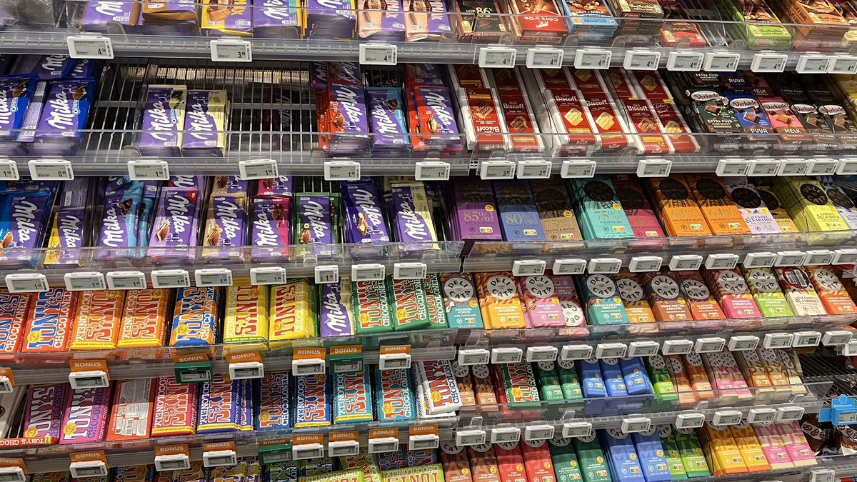 この棚全部チョコ。
オランダのチョコ愛を感じる。