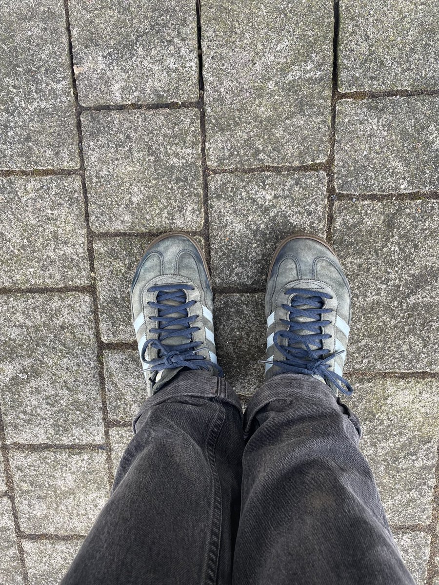 RussellSpeed's tweet image. ⁦@adidasoriginals⁩ these colours do run! Dm to sort this #spezial product failure. Pic of ‘midnight blue’