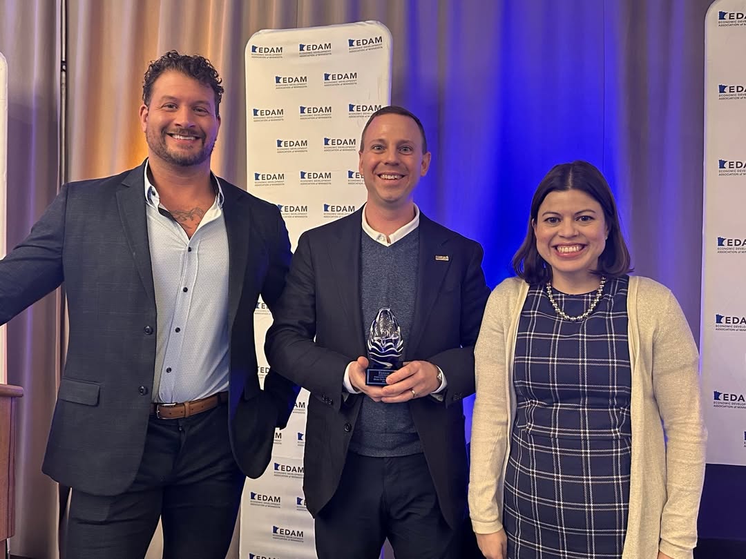 _MAEDC's tweet photo. 🎉 Congrats to Eric Van Oss, #MidamericaEDC board member, named #EmergingPROoftheYear at #EDAMWinterConf25, and to Eric &amp; team for the Meta Data Center project awarded #ProjectoftheYear. This reflects #RosemountMN area's influence &amp; innovation. 👏🏼 📸 @CityofRosemount #EconDev https://t.co/79w1JnsKVg