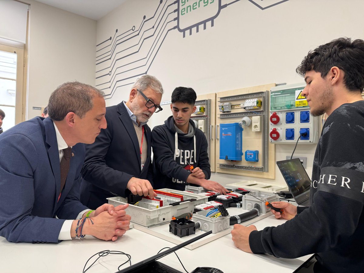 jose_crespin's tweet photo. L’@etlleida diu "Hola!' al futur amb la posada en marxa del Centre d’Excel·lència en Energies Renovables finançat pel Ministeri d'@educaciongob.

Un reconeixement que el situa com un referent en la formació i innovació pedagògica en el sector de les energies renovables. https://t.co/oupookZT3r