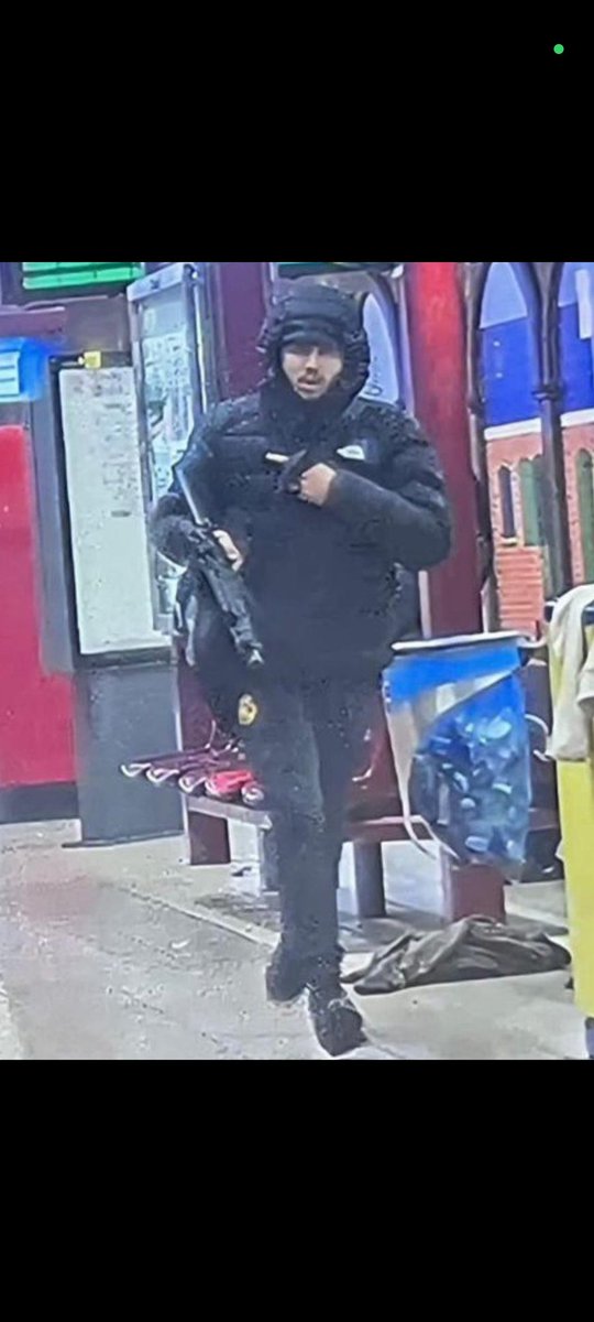 The Belgian police are asking the public to help identify the 2 you men who fired automatic weapons near a subway station in Brussels this morning

🇧🇪