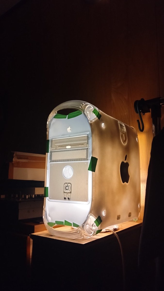 alengmin's tweet image. 実家に眠っていた
Mac G4 グラファイト

20歳で買って10年共にして
15年タンスの肥やしの果てに
中身外してフロアライト計画
とりあえず養生テープ仮止め

グルーガンかクリアパテで
固めようかなぁ、、

#upcycle
#アップサイクル
#MacG4 
#古いMacの使い道