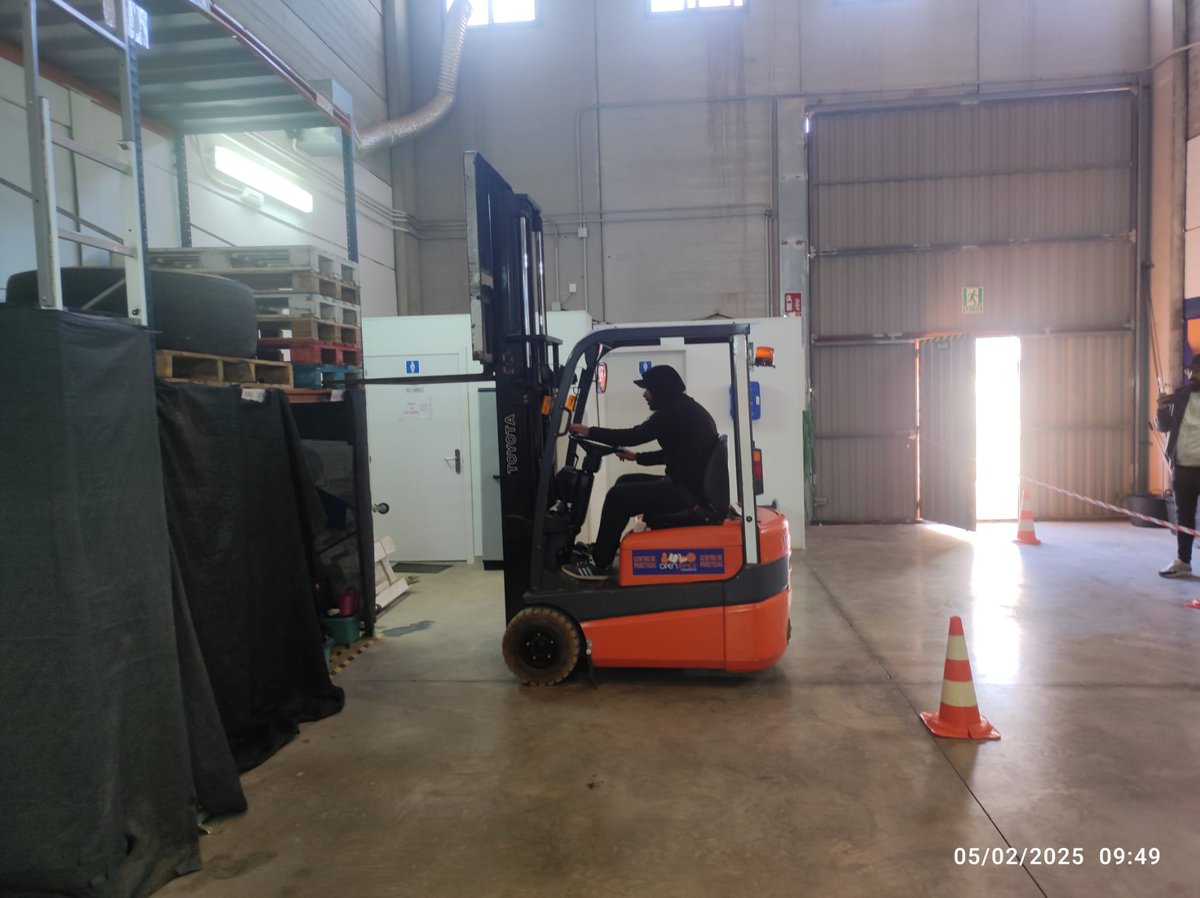 OSComarcal's tweet image. En Open Space Comarcal el alumnado aprende el manejo de puente grúa y también la conducción de carretilla elevadora 🚧

Formaciones que combinan la teoría y la práctica para adquirir habilidades necesarias para mejorar las oportunidades de futuro 🧡

#openspacecomarcal