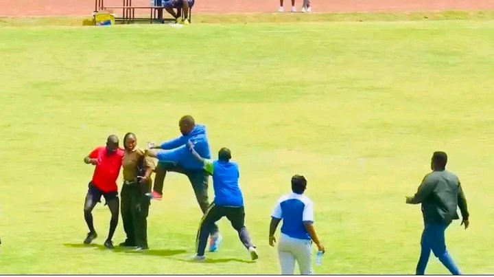 kreatv_'s tweet photo. Unacceptable Behavior: Fan's Assault on Officer Must Be Prosecuted.

BREAKING NEWS,Farouk Kibet,Oscar Sudi,USAID,Nigerians,#RutoMutsGo #RutoInMandera #WhyKumiBilaBreak Ruto Must Go Onwards,President William Ruto,Sifuna,Nakuru,Eldoret,Haiti,Gaza,Gachagua,Raila Odinga,Sasa https://t.co/8m73rkSBOd