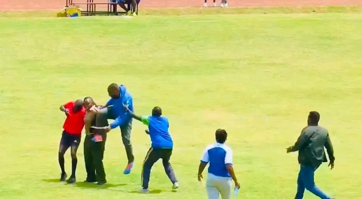 kreatv_'s tweet photo. Unacceptable Behavior: Fan's Assault on Officer Must Be Prosecuted.

BREAKING NEWS,Farouk Kibet,Oscar Sudi,USAID,Nigerians,#RutoMutsGo #RutoInMandera #WhyKumiBilaBreak Ruto Must Go Onwards,President William Ruto,Sifuna,Nakuru,Eldoret,Haiti,Gaza,Gachagua,Raila Odinga,Sasa https://t.co/8m73rkSBOd