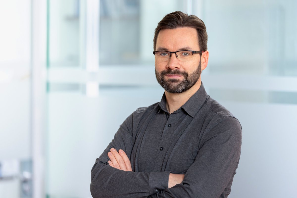 Der Psychologe David Schiefer kritisiert die Muster migrationspolitischer Debatten, die sich nach Gewalttaten wie in Aschaffenburg wiederholen. Sie seien kontraproduktiv, weil Verschärfungen im Asylrecht den psychischen Druck auf Menschen erhöhten. via u.epd.de/3azu