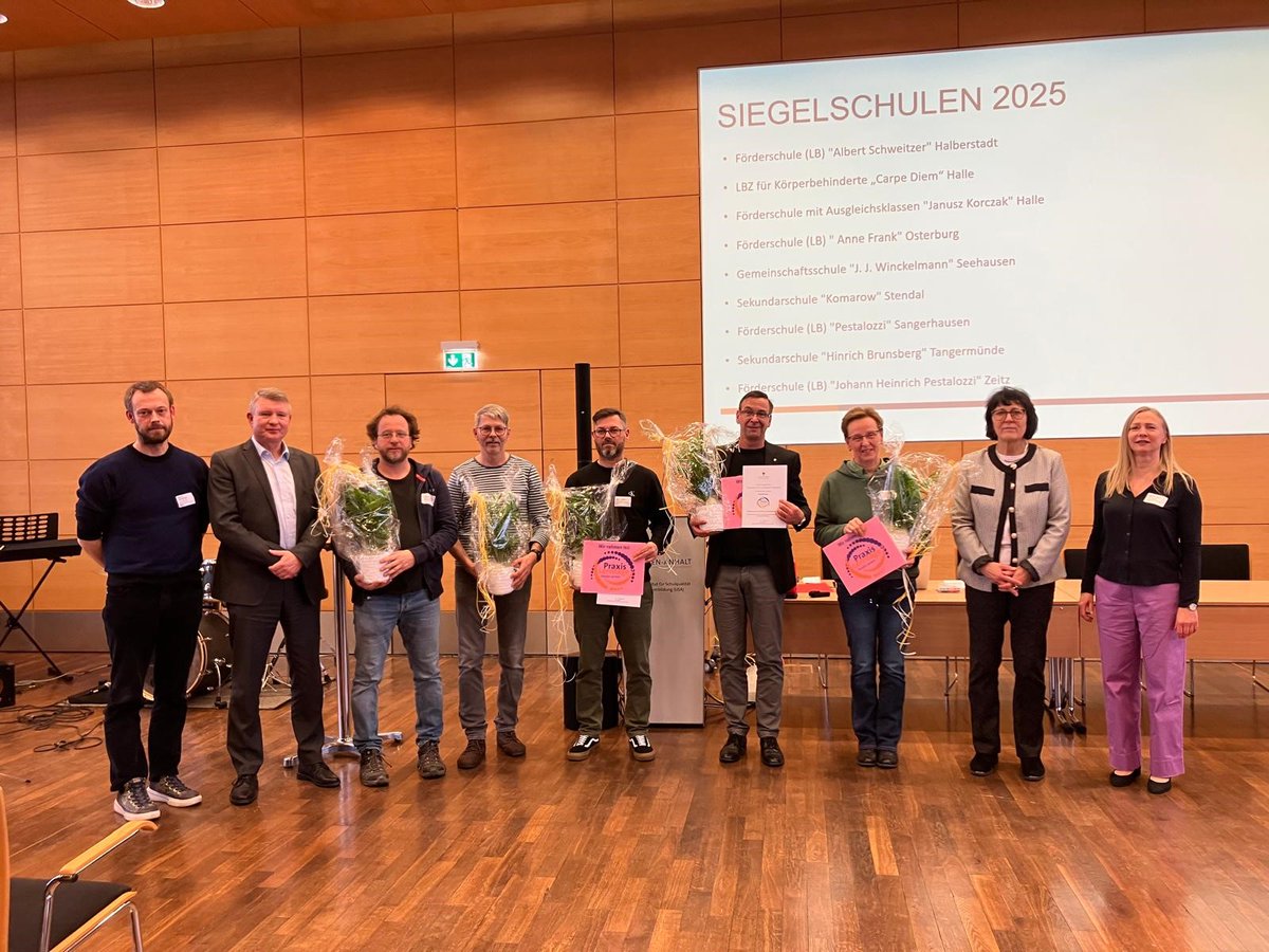 1/2🏫🔧Fusion von Schule &amp; Arbeitswelt – das ist Alltag beim Modellprojekt „#Praxislerntag“ in <a href="/sachsenanhalt/">Sachsen-Anhalt</a>. Bildungsministerin Eva #Feußner übergab denjenigen Schulen, die in den vergangenen beiden Schuljahren dem Projekt beigetreten sind, heute das Praxislerntag-Schulsiegel.