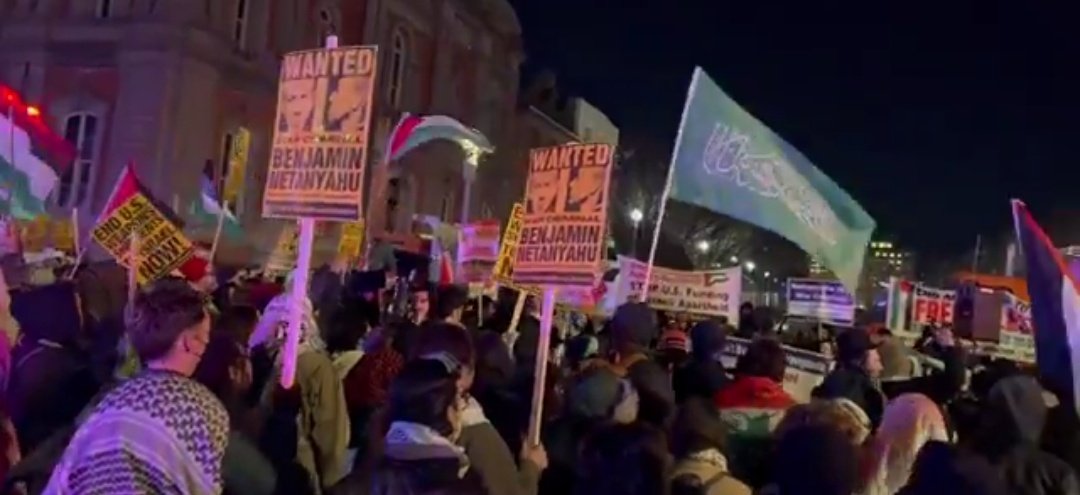 Amanda340300021's tweet photo. Anti-Israel protestors are now waving the HAMAS FLAG outside the White House here in DC after Trump announces the U.S. will take Gaza https://t.co/HZRcR36fqw