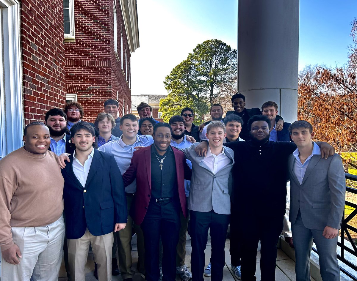 cnu_football's tweet photo. ⚓️TEAM GOAL 1: GRADUATE ⚓️

Congratulations to our sophomore class for officially signing to their major. A great representation of working towards our number 1 team goal, graduating! 

#mantheship #cnufootball #VAmade https://t.co/Vpz31UNKYG