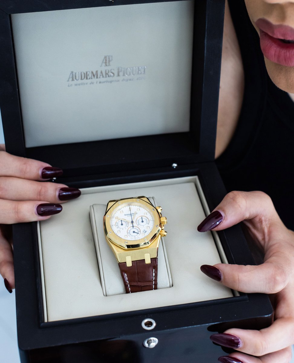 BuchwaldJeweler's tweet photo. An extra special Valentine’s gift for the wonderful man in your life.  Audemars Piguet Royal Oak Chronograph in 18k yellow gold with a silver dial and alligator strap.
#AudemarsPiguet #RoyalOak #LuxuryWatch #WatchCollector #Horology #BuchwaldJewelers #GIAcertified #PawnShopMiami https://t.co/uVsh0O4D7u