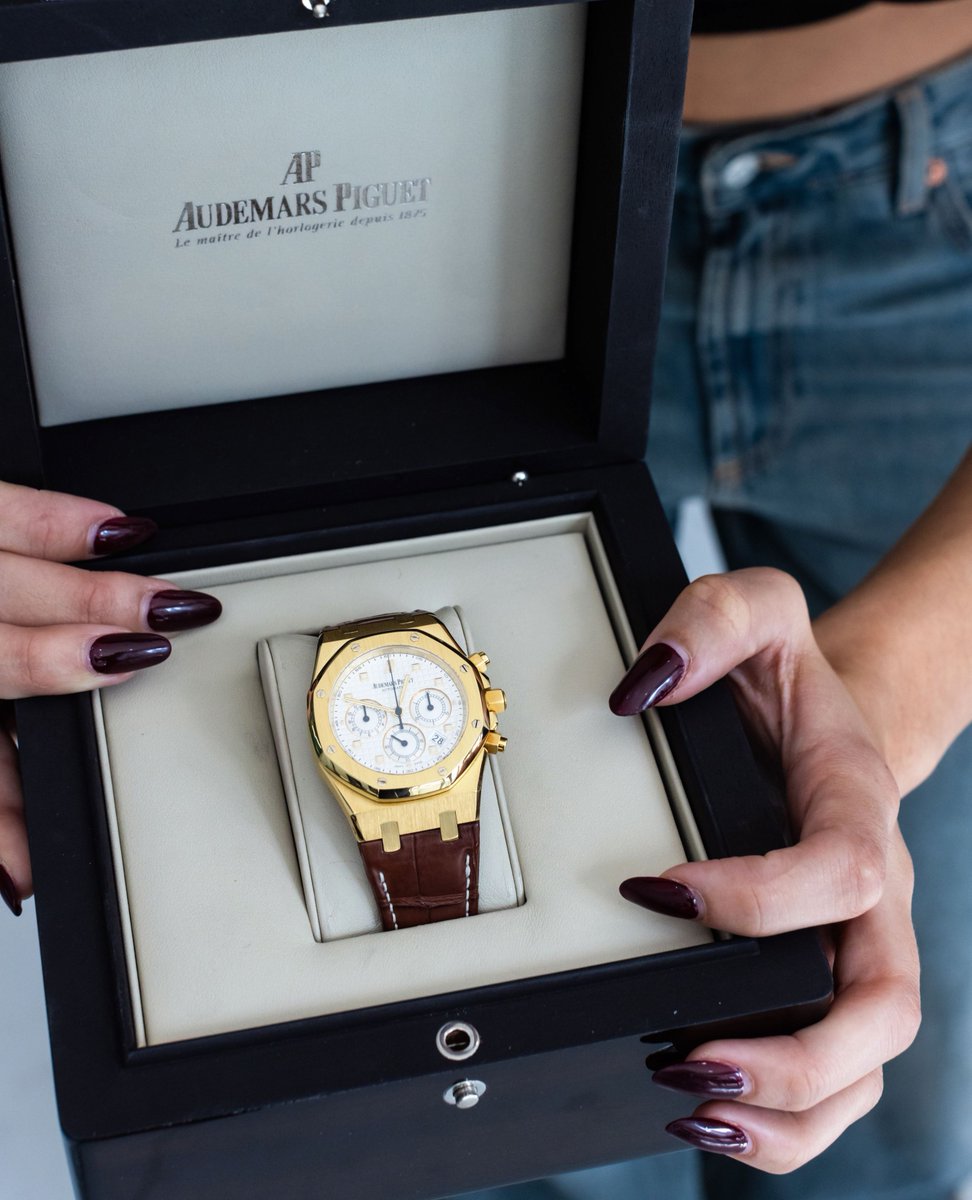 BuchwaldJeweler's tweet photo. An extra special Valentine’s gift for the wonderful man in your life.  Audemars Piguet Royal Oak Chronograph in 18k yellow gold with a silver dial and alligator strap.
#AudemarsPiguet #RoyalOak #LuxuryWatch #WatchCollector #Horology #BuchwaldJewelers #GIAcertified #PawnShopMiami https://t.co/uVsh0O4D7u
