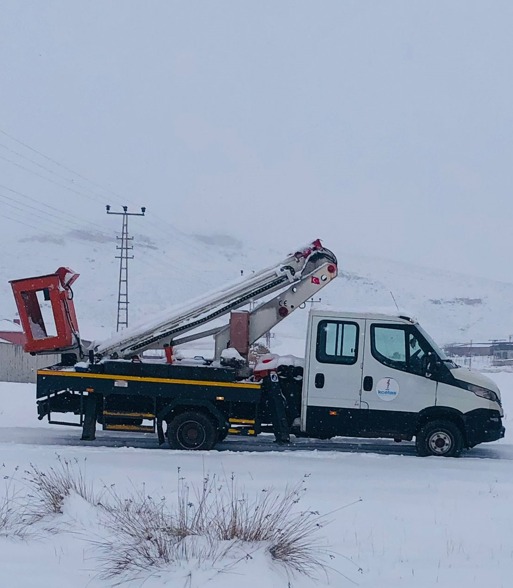 kcetaskayseri's tweet photo. 📍Yeşilyurt Mah.
Kar kış demeden çalışmaya devam❄️🌨️
Ekiplerimiz hava şartları sebebiyle oluşan arızaları anlık müdahalelerle giderdiler.⚡
Sizin için varız👍 https://t.co/L2HB5GPmtA