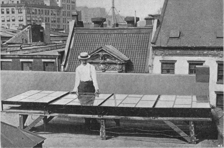 Aunque parezca nueva, la energía solar nació en 1839 con Becquerel. En 1884, ya había un panel en un tejado, pero los fósiles mandaban. Todo cambió en 1954 con la primera célula solar práctica. Hoy, el sol es el futuro. Demesol: la elección inteligente. 🌞