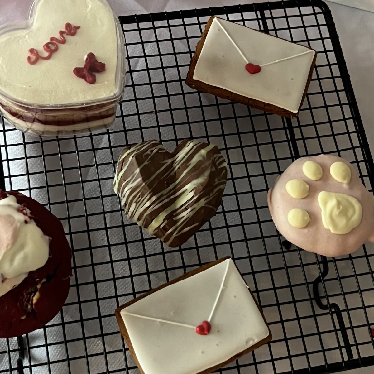 ❤️‍🔥 ВАЛЕНТИНОВЫЙ ДРОП 2.0 

лот первый: любовный бокс
трайфл-сердечко с начинкой ваниль-клубника-мята, дубайское сердечко с той самой начинкой, два пряничных любовных письма, кукис красный бархат с малиной и картошка-лапка! лучший спутник для романтичных выходных 🥰