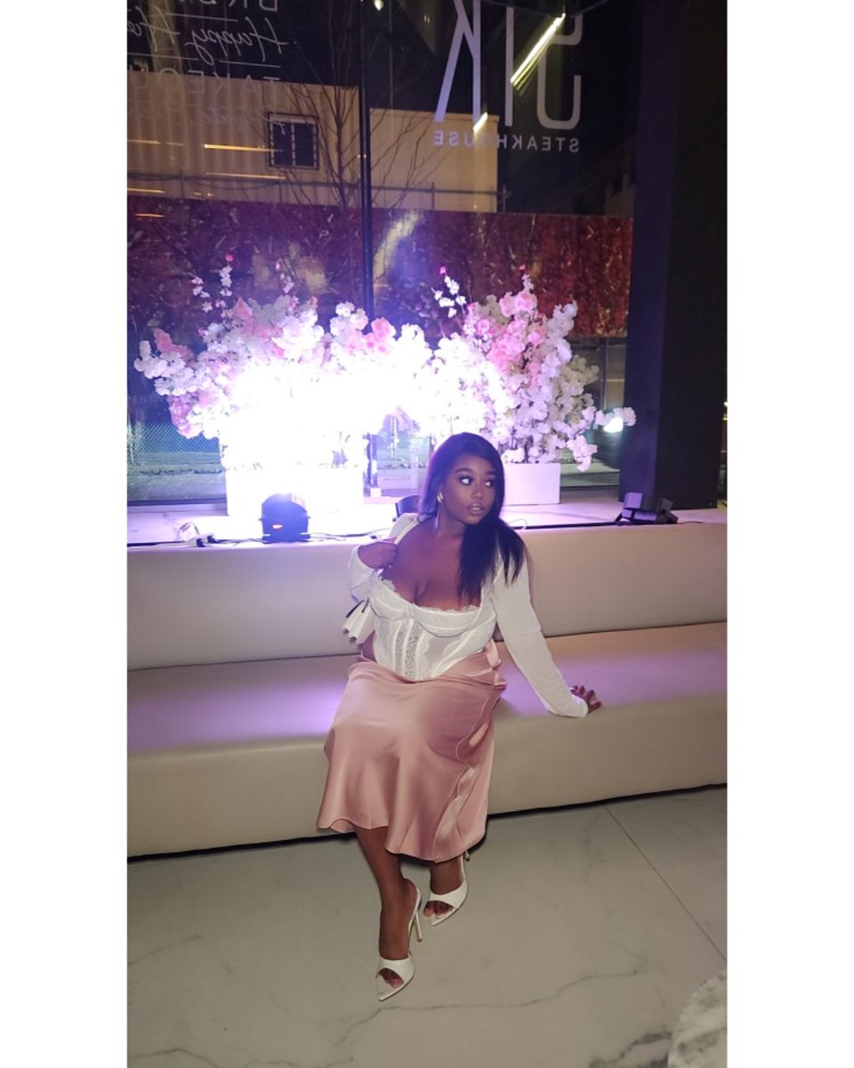 Tess_Chanel's tweet photo. Love me a good girls' night out 🥂
#citynights #girlsnightout #greatvibes #prettybabe https://t.co/ni6gvI0Q0J