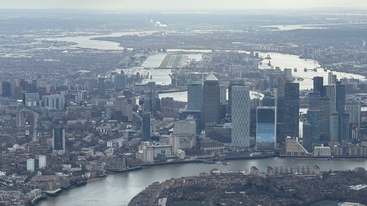 CaptPaulWhite's tweet image. Capt Lunny has been focusing on taking his skills to the next level recently, but all work and no play? No way! Yesterday it was ‘cheat day’… going through the Heli Lanes before dropping into West Lodge Park for a cuppa.

#Wednesday #learntofly #advancedtraining #flighttraining