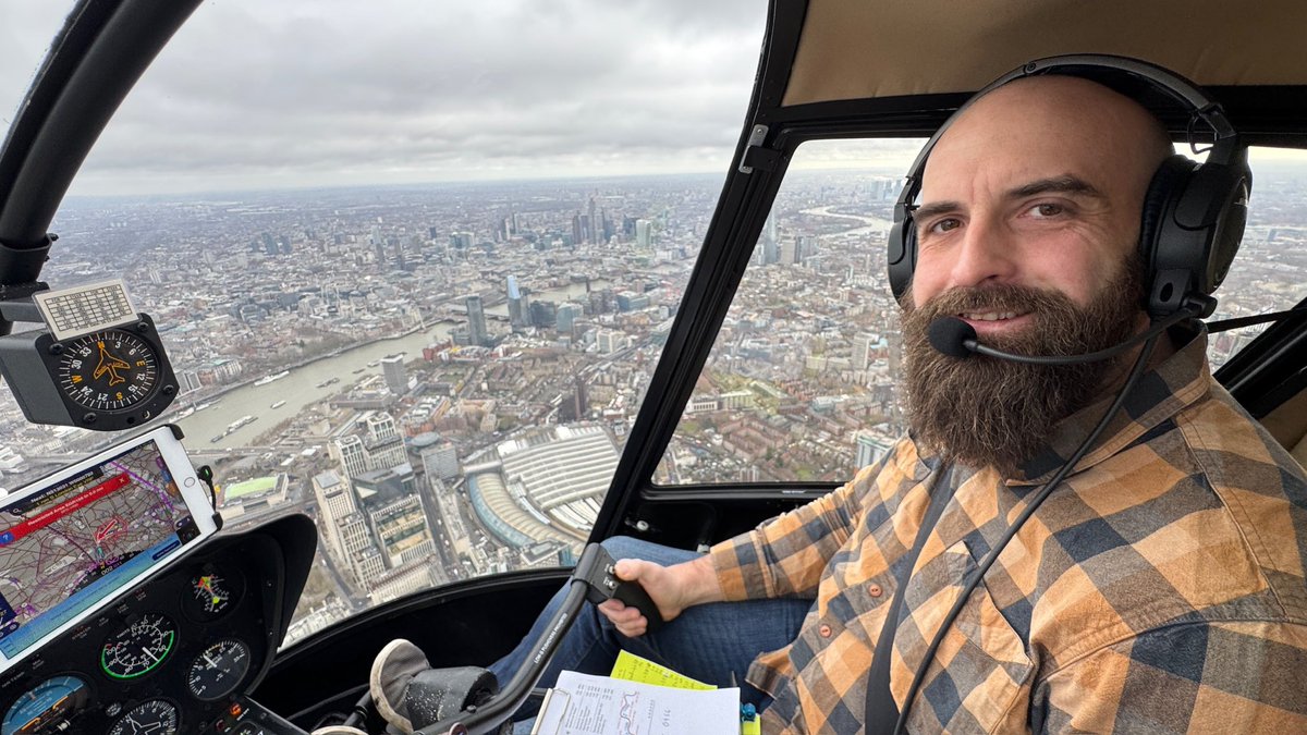 CaptPaulWhite's tweet image. Capt Lunny has been focusing on taking his skills to the next level recently, but all work and no play? No way! Yesterday it was ‘cheat day’… going through the Heli Lanes before dropping into West Lodge Park for a cuppa.

#Wednesday #learntofly #advancedtraining #flighttraining