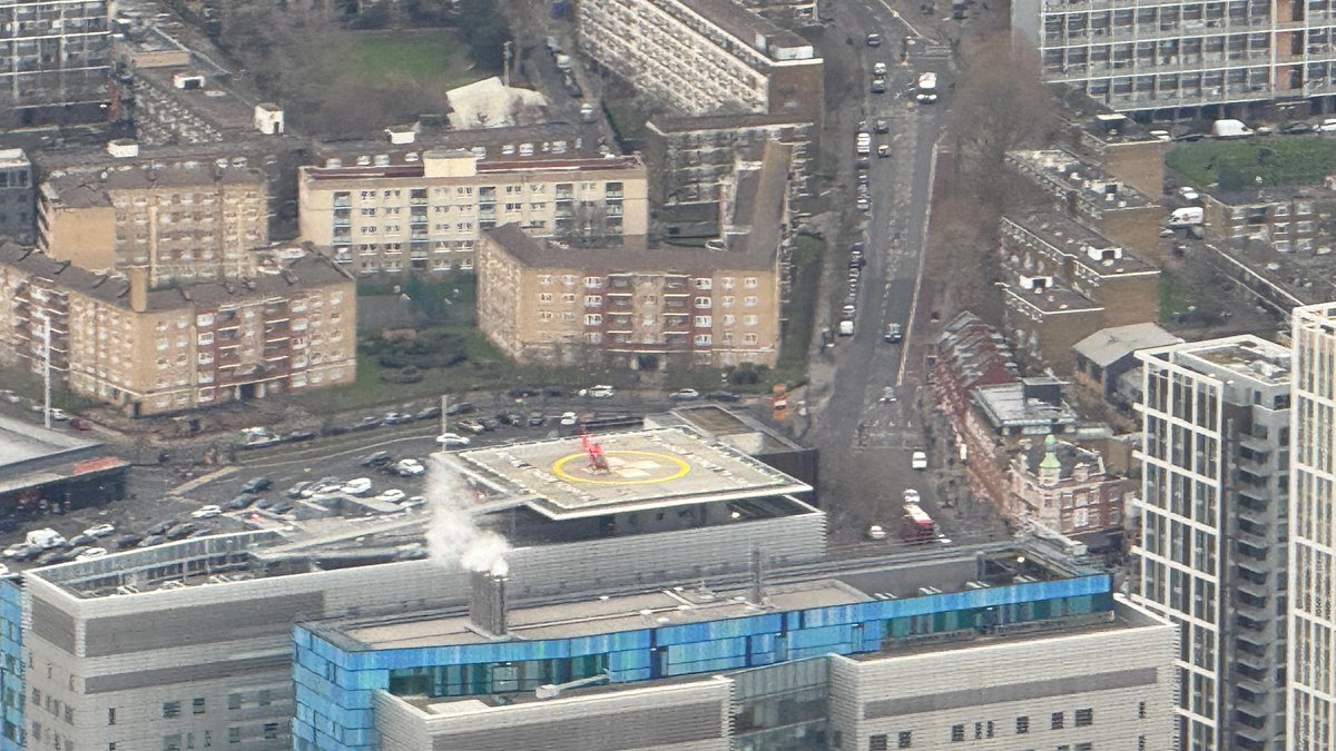 CaptPaulWhite's tweet image. Capt Lunny has been focusing on taking his skills to the next level recently, but all work and no play? No way! Yesterday it was ‘cheat day’… going through the Heli Lanes before dropping into West Lodge Park for a cuppa.

#Wednesday #learntofly #advancedtraining #flighttraining