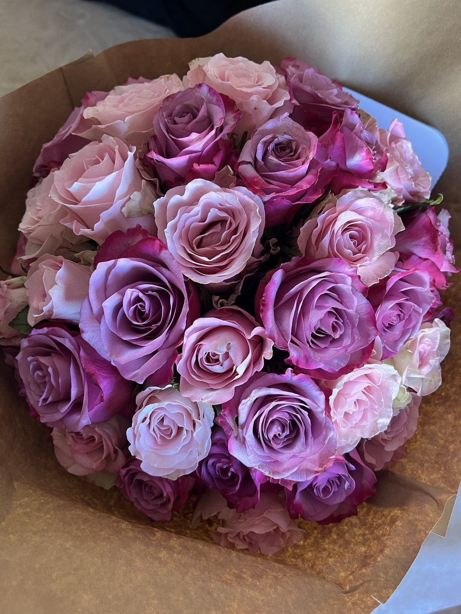 00marta_'s tweet photo. Te regalan un ramo de rosas con un "te lo mereces" 
Lo más bonito que me han echo jamás. 
Te quiero 💜🖤 https://t.co/8s4whaz1e0