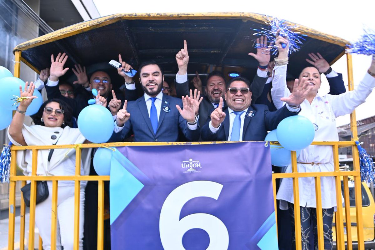 lahoragt's tweet photo. #AhoraLH | Roberto López Villatoro, alias el "Rey del Tenis”, realiza un recorrido en las instalaciones de Torre de Tribunales promocionando la Planilla 6 a dos días de la elección para Junta Directiva y Tribunal de Honor del Colegio de Abogados y Notarios de Guatemala (CANG).

📷✍️: Fabricio Alonzo/LH
