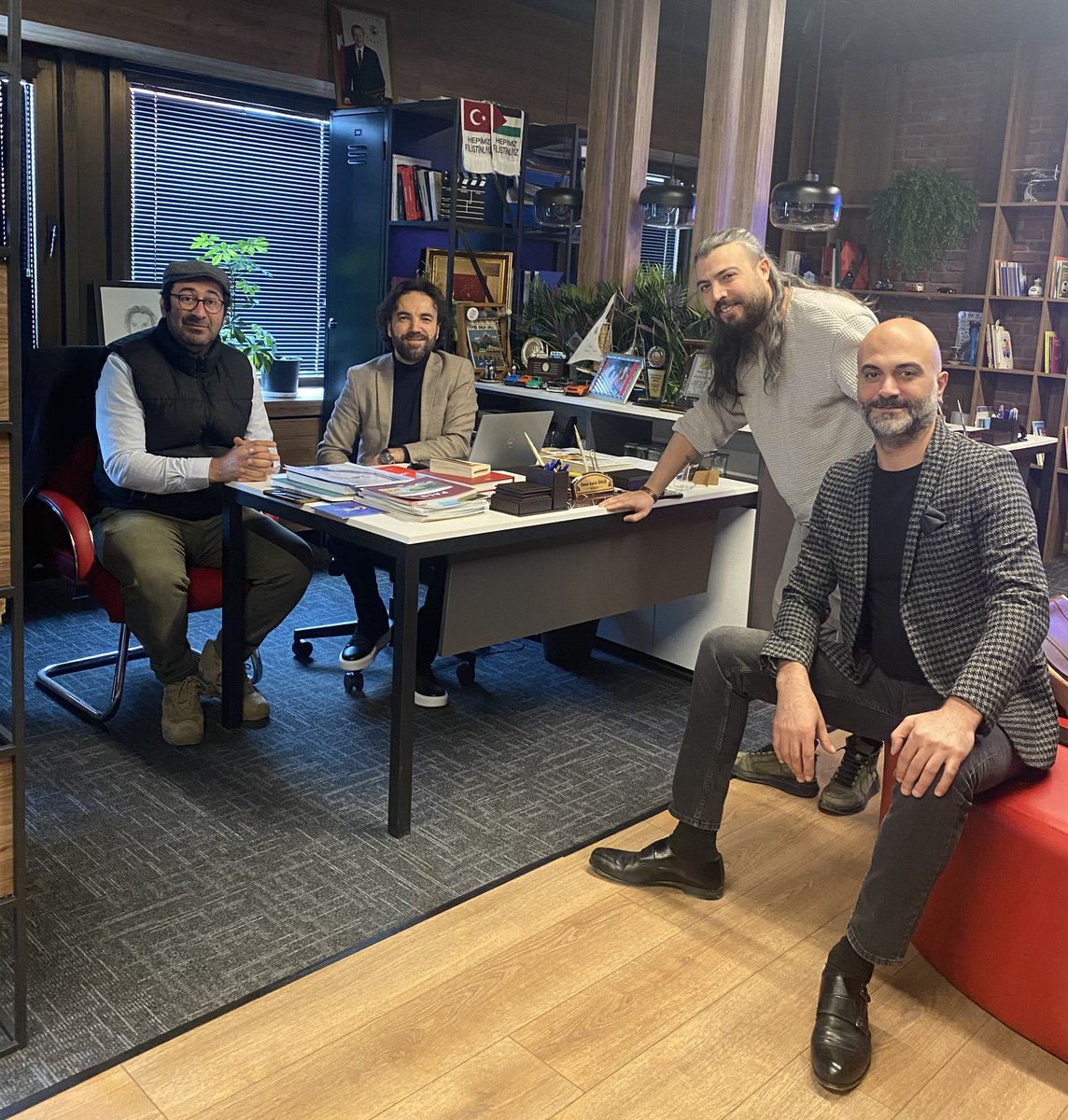 omersalihunlu's tweet photo. Bizleri TRT’de ziyaret eden kıymetli dostumuz, Tiyatro Sanatçısı Aziz Öktem’e ve ekibine teşekkür ederim. Sanat hayatlarında başarılar diliyorum. @AzizOktem https://t.co/uBcT54xcaK